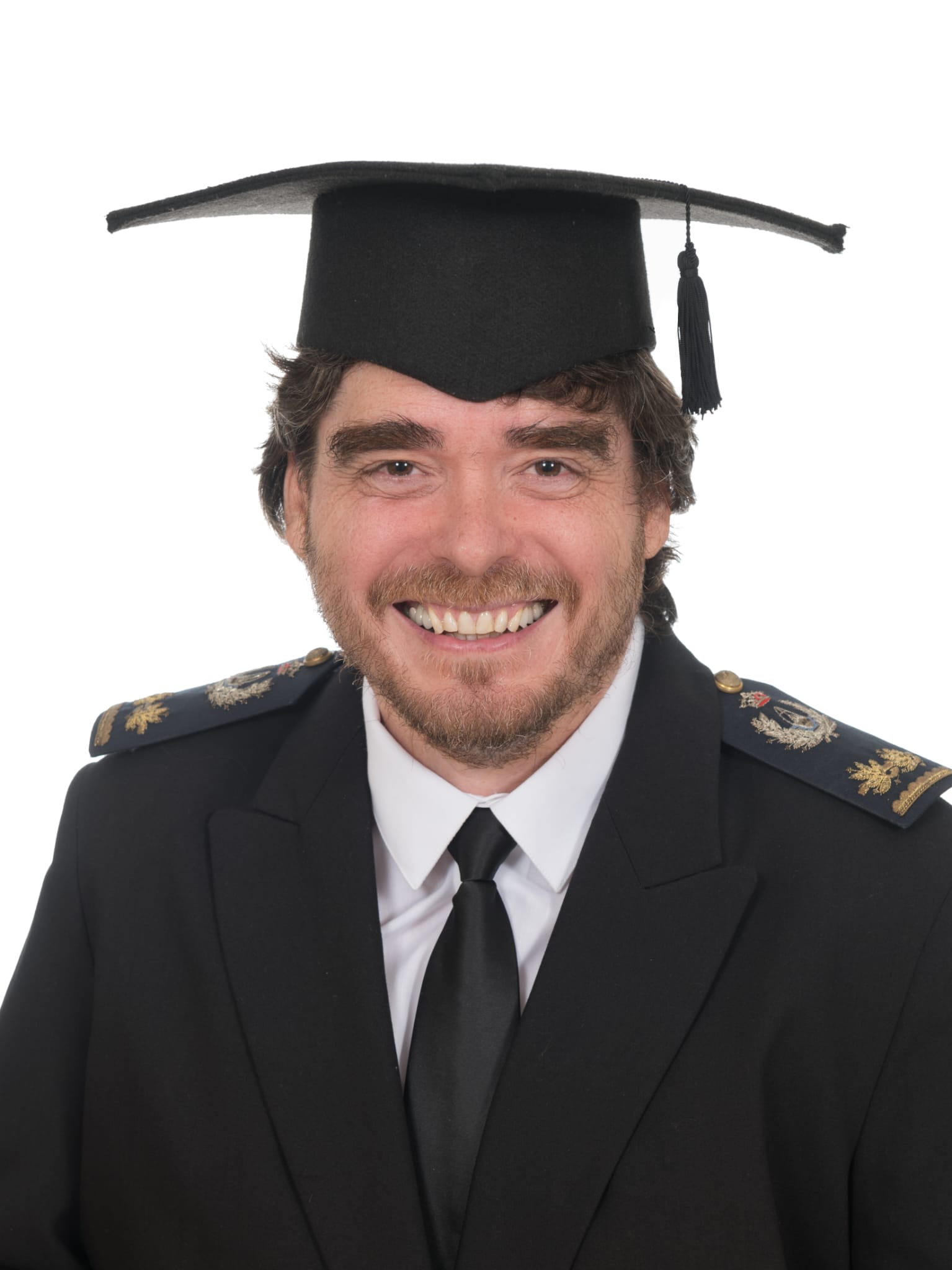 Dani Vázquez, de uniforme y fez, sonriendo a la cámara