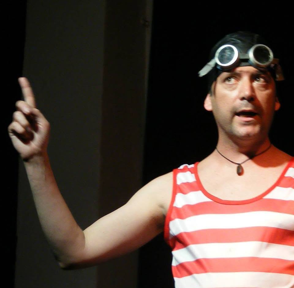 Sergio en el escenario, con gafas de aviador y camiseta de rayas